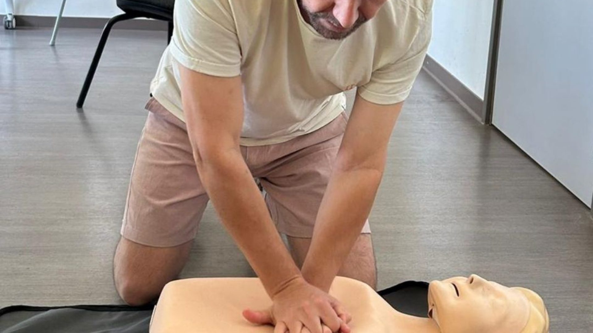 Un participant réalise un massage cardiaque sur un mannequin lors de la formation SST.