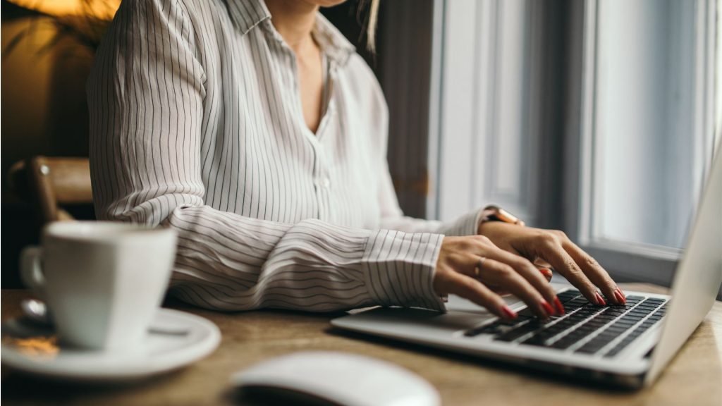L'illustration de la formation "Créer un assistant IA sur mesure avec les GPTs personnalisés"