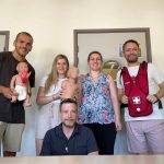 Photo de groupe prise lors d’une session de formation SST. Les participants, souriants et engagés, posent avec le matériel pédagogique utilisé pour les exercices pratiques, symbolisant l’esprit d’équipe et l’importance de la formation en secourisme au travail.